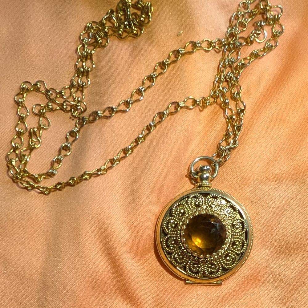 Avon Elegant Gold Pendant Necklace.